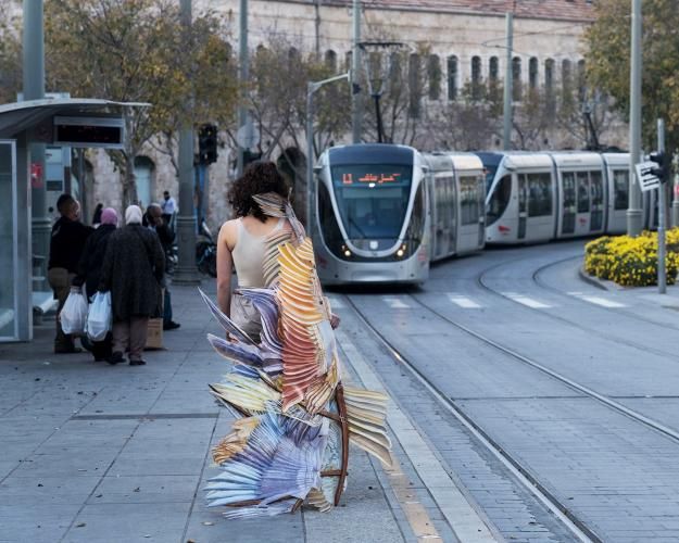 מירב הימן ואילת כרמי, 2021 מיצב וידאו חד־ערוצי, 10:27 דק, אוסף האמניות