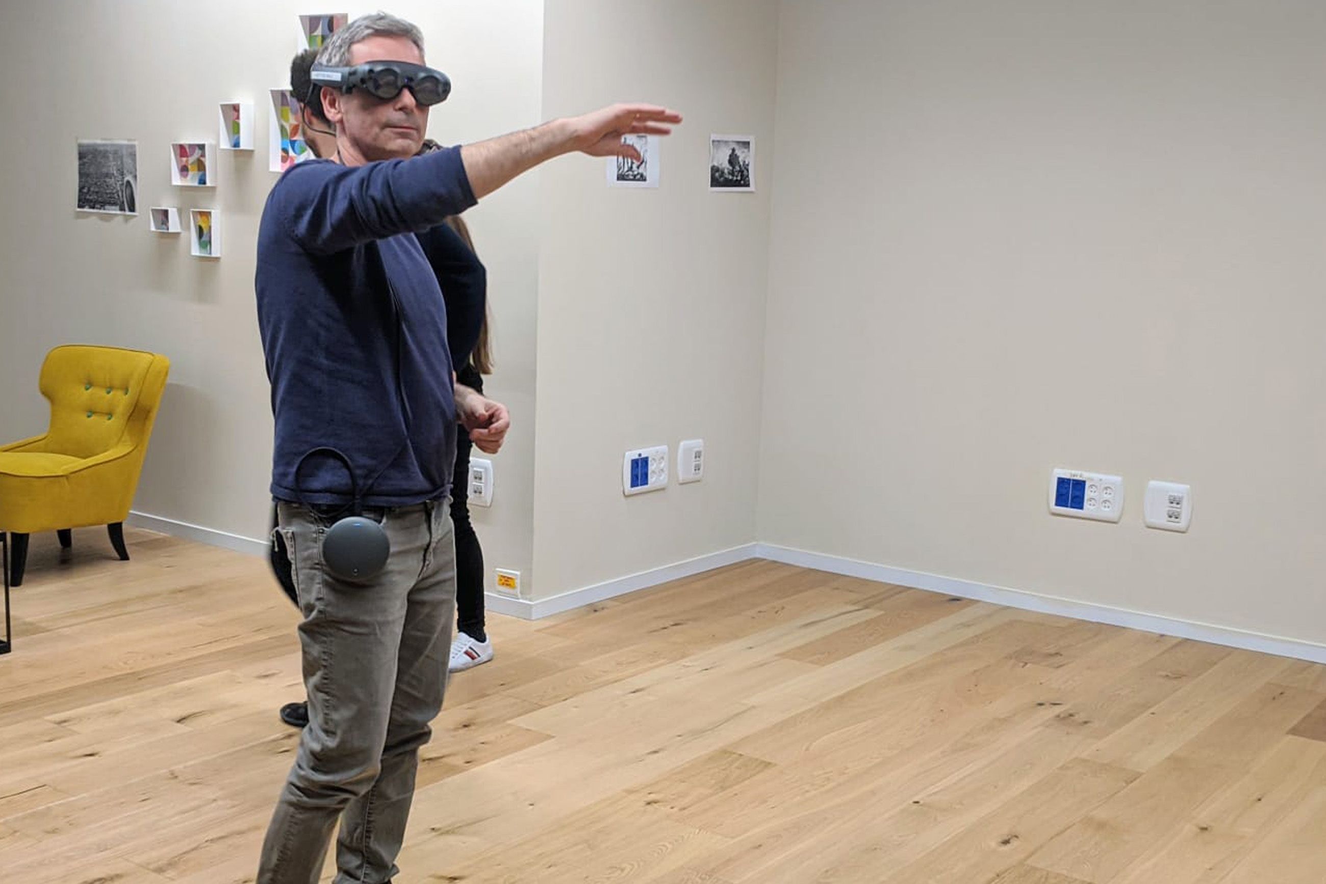 מרצה חובש מסכת VR במסגרת שבוע מיומנויות טכנולוגיות למרצי ולמרצות בצלאל