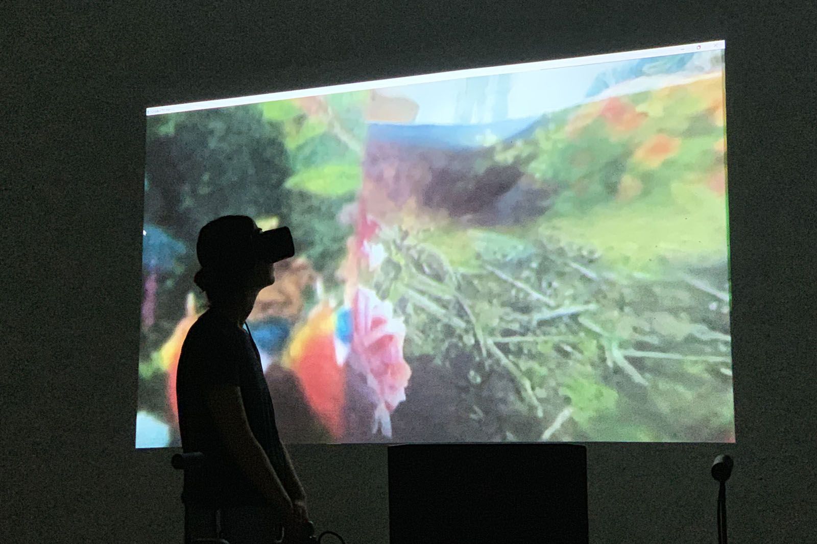מרצה חובש מסכת VR במסגרת שבוע מיומנויות טכנולוגיות למרצי ולמרצות בצלאל