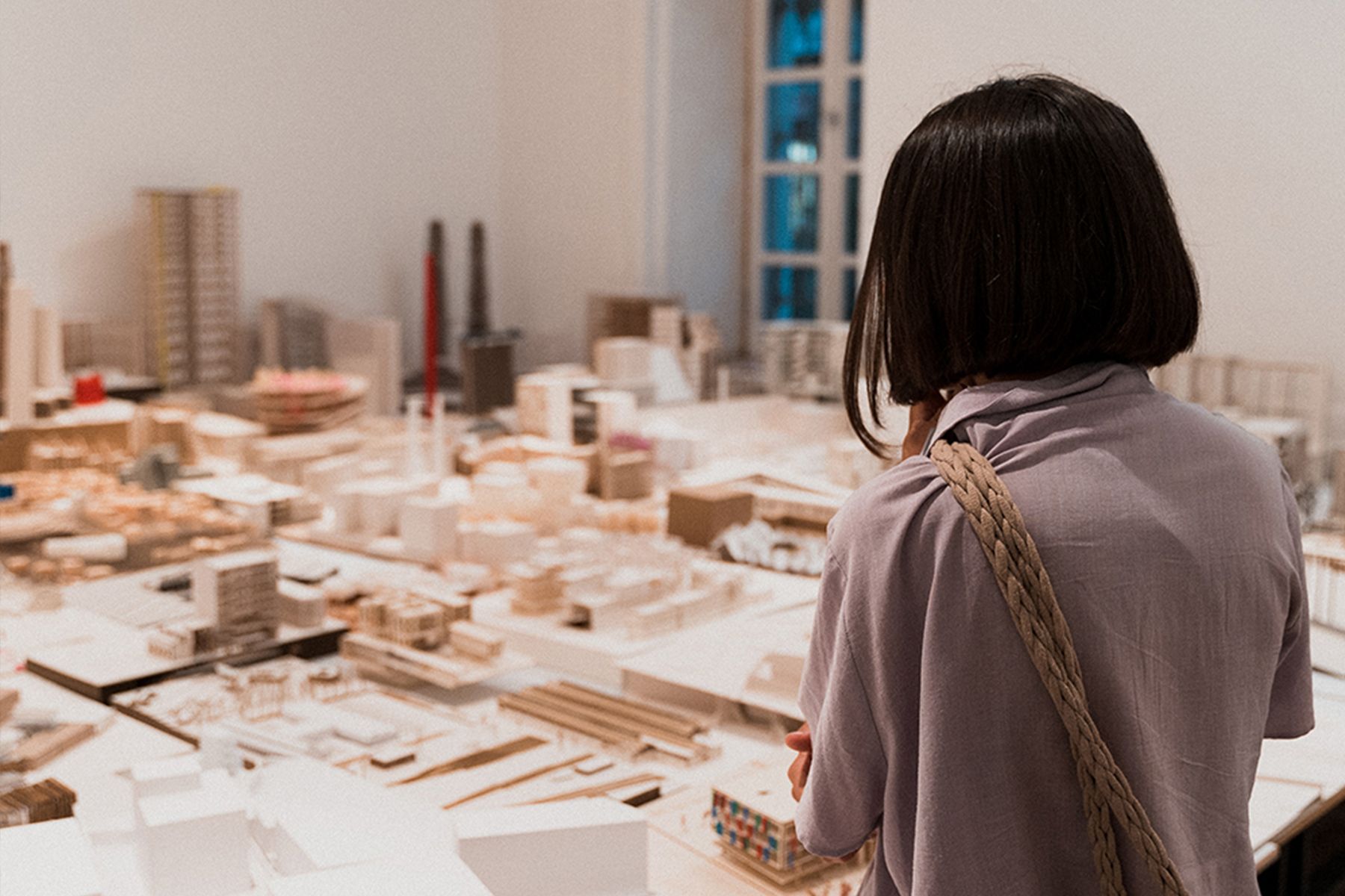 אישה מסתכלת על מודלים ארכיטקטוניים, צילום: נעם דבל