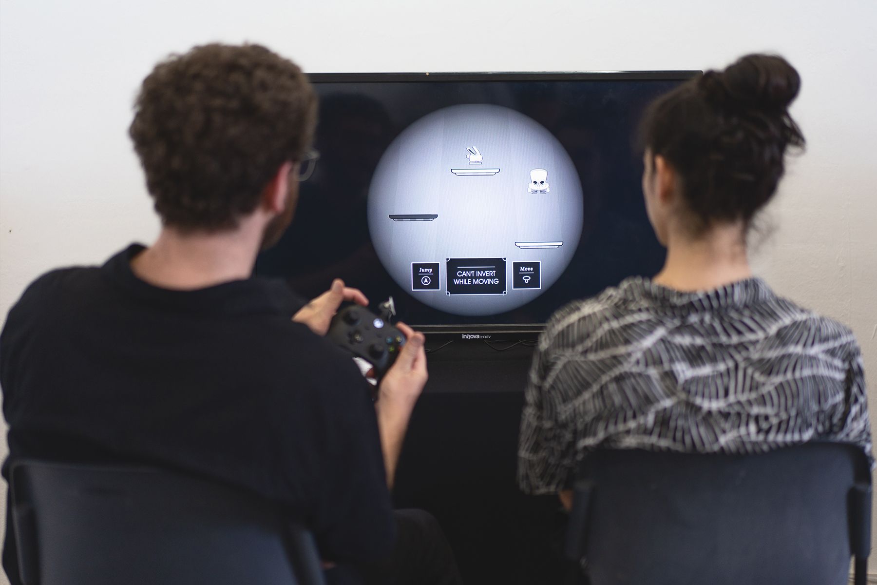2 אנשים משחקים במשחק מחשב
