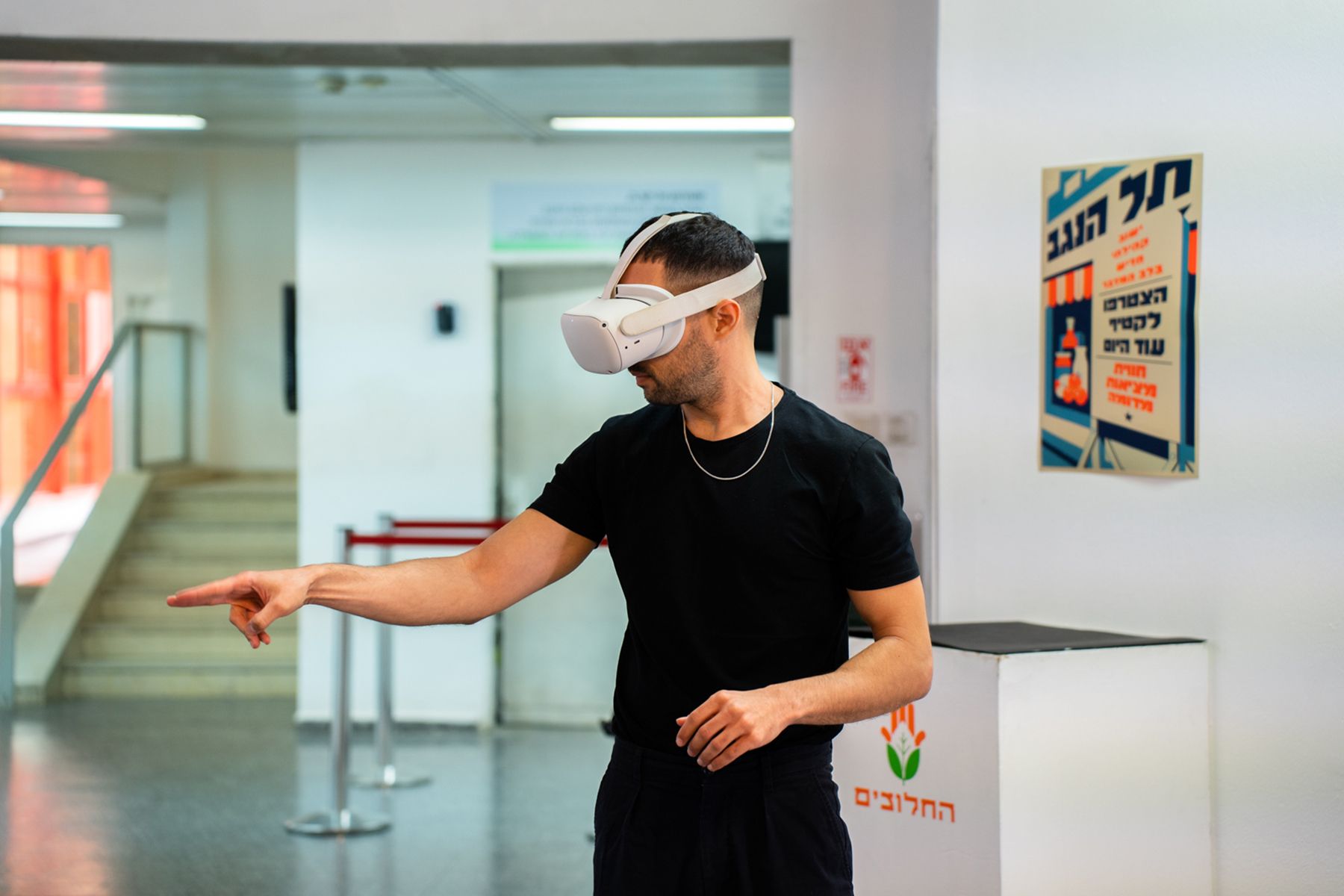 בן אדם במשקפת מציאות מדומה עושה תנועה עם האצבע