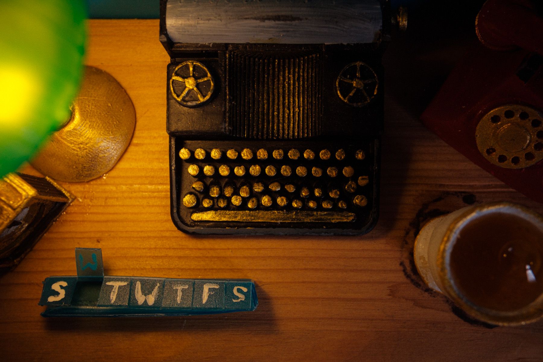 מכונת כתיבה על שולחן