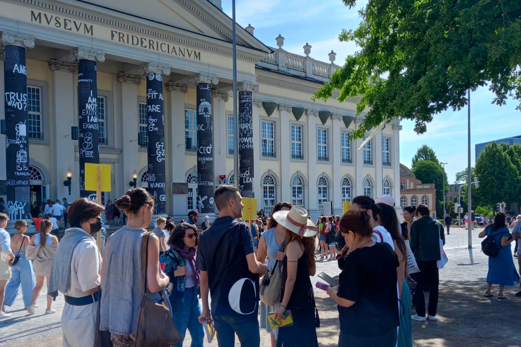 אנשים עומדים ליד מוזיאון באירופה