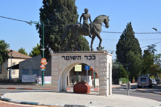 הנער והסוס, כפר תבור