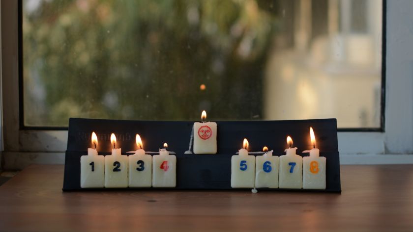 חנוכיה שהנרות עשויים בעיצוב של קלפי המשחק רמיקוב