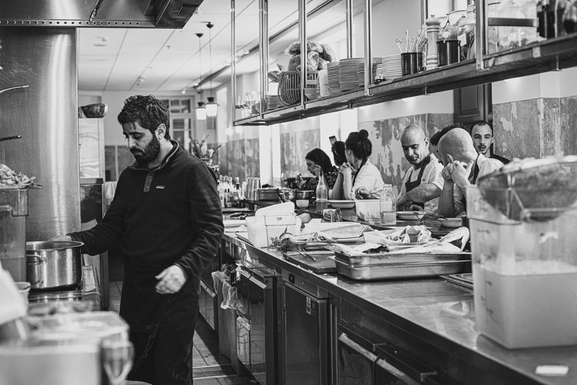 עובדים בסרוויס מסעדה, תמונה בשחור לבן