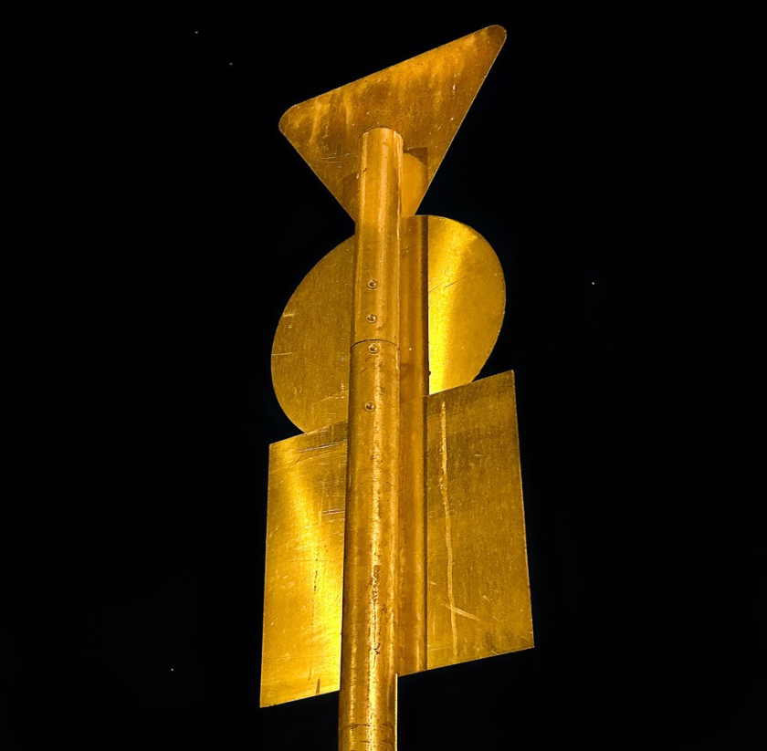 תמרור מצידו האחורי, מצולם בלילה