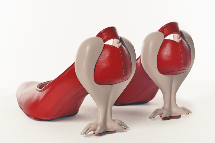 עומר קדם, The Red Woman