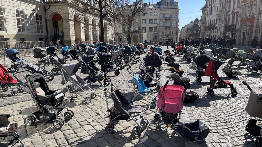 רחוב מלא בעגלות של תינוקות