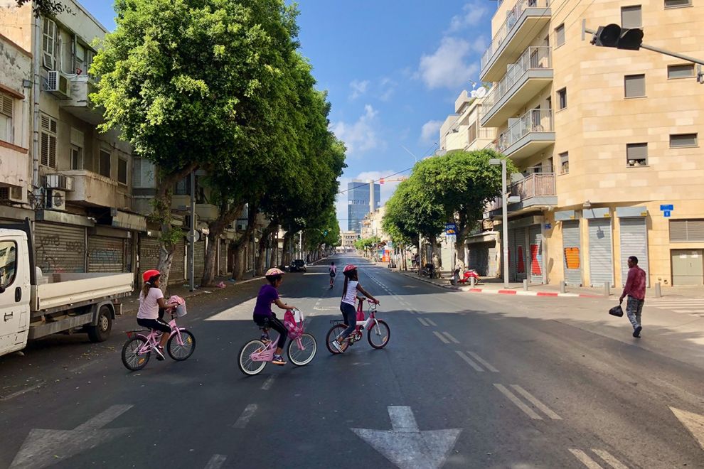תמונה של ילדים נוסעים על כביש בירושלים. צילום עוז פישמן