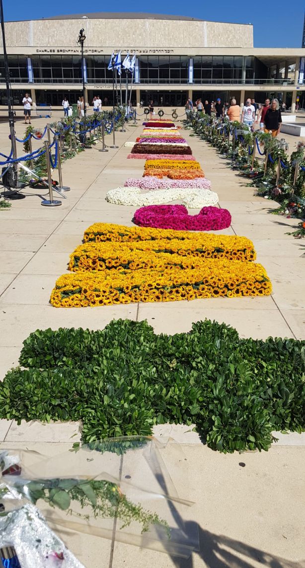 מיצב פרחים, כיכר התרבות, תל אביב